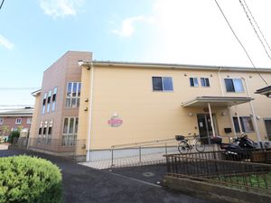 明るい外観の建物
