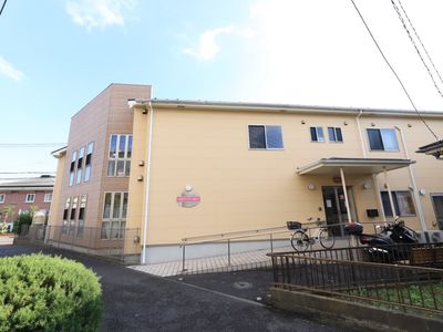 明るい外観の建物