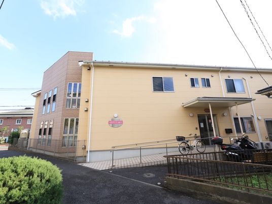 明るい外観の建物