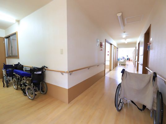 広々とした明るい廊下