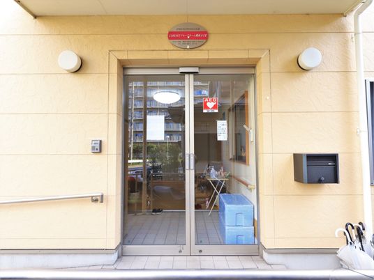 エントランスの明るい入口