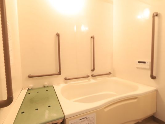 バリアフリー設計の浴室