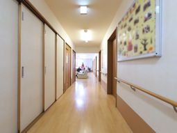 廊下に掲示物と手すり