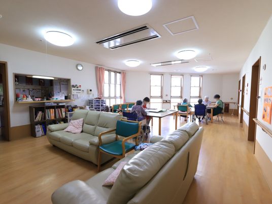 共有スペースで過ごす人々