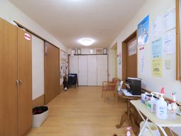 情報掲示が豊富な廊下
