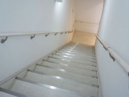 清潔な廊下の階段