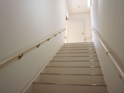 手すり付きの明るい階段