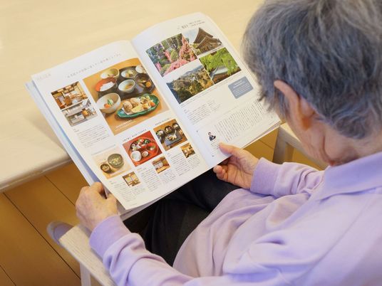 雑誌を見る人