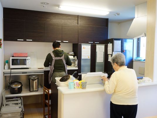 キッチンで作業する人々