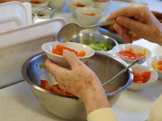 食事の準備をする手