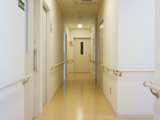 手すり付きの明るい廊下