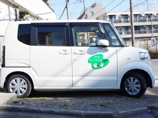 白い車のサイドビュー