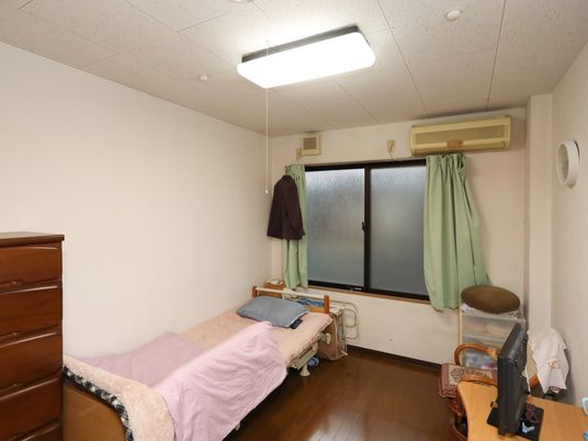 居室のベッドと窓