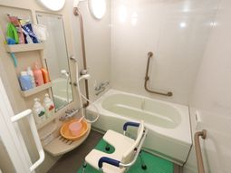 手すり付き清潔な浴室