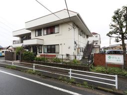 二階建て建物の外観