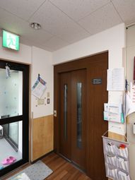 廊下のエレベーター付近