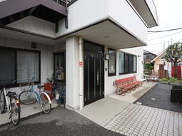 入口にベンチと自転車