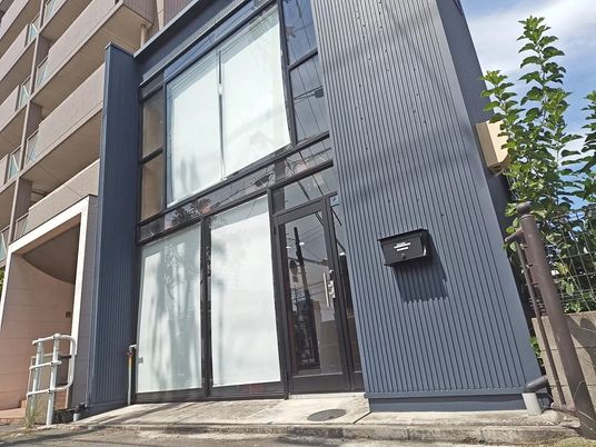 モダンな建物の外観  