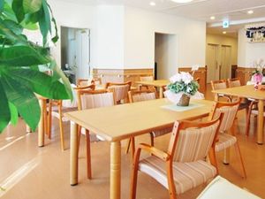 明るい食堂の様子  