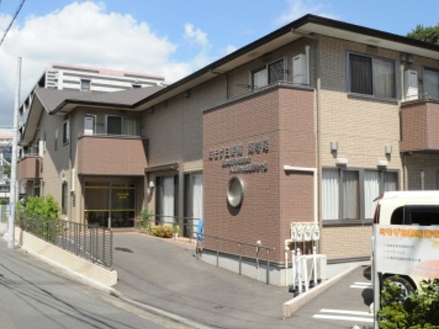 車椅子対応の施設外観 外観 バリアフリー設計のエントランスが特徴で、車椅子でも安心してアクセスできます。