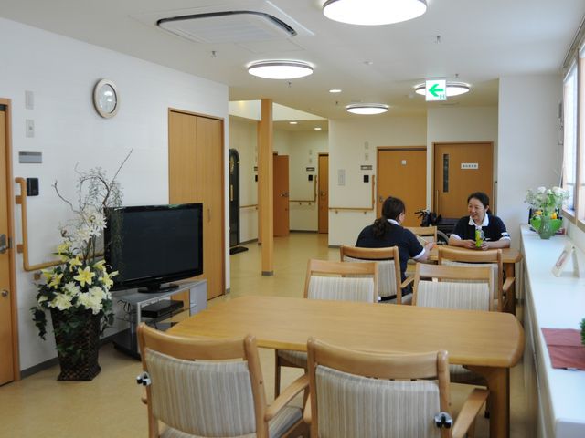 談話に使える空間内観 内観 窓からの自然光が差し込む明るいスペースです。リラックスしながら対話が楽しめます。