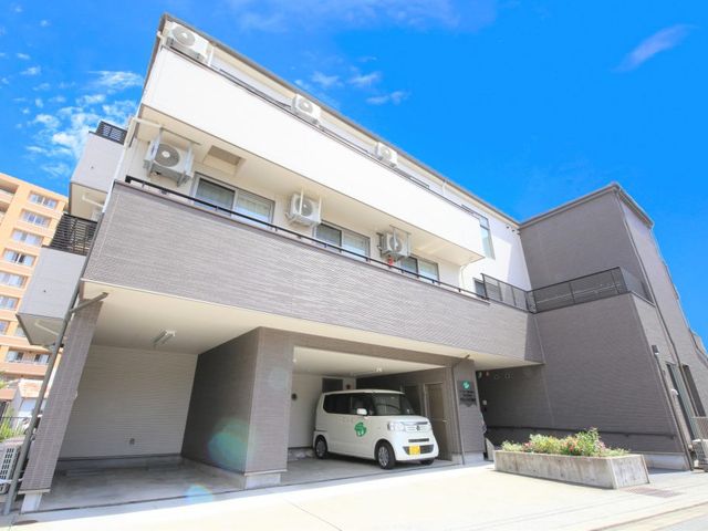 木造建築の建物外観 外観 静かな環境に佇む木造建築です。窓からの自然光が入り、明るい印象を与えます。