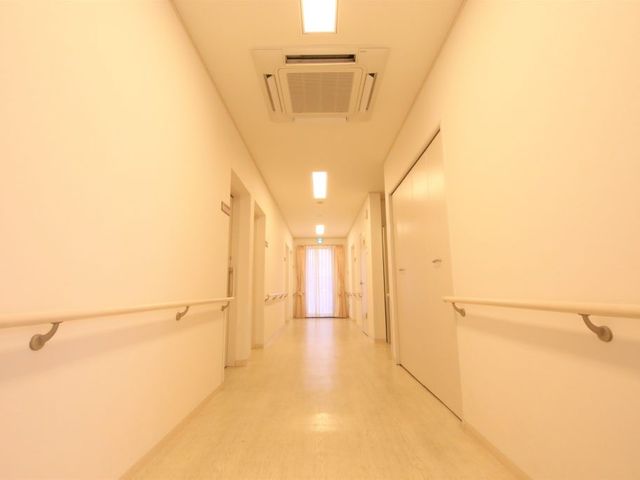 白い廊下の内部 廊下 手すりが備えられた明るい廊下です。広さが確保され、快適な移動が可能です。