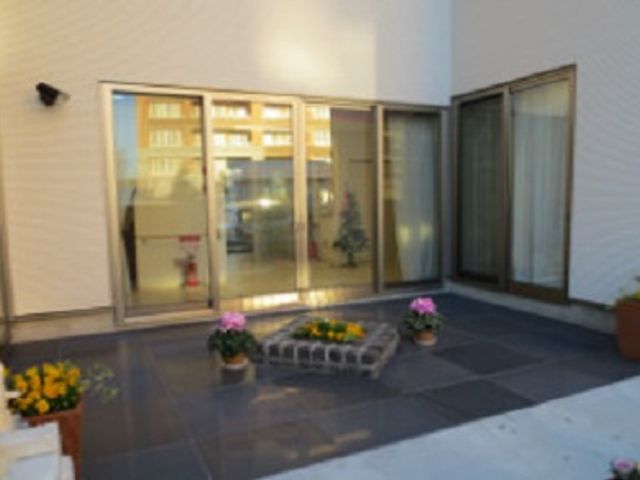 花壇のあるテラス テラス 自然光が差し込むテラスには、色とりどりの花々が配置され、リラックスできる空間が広がっています。