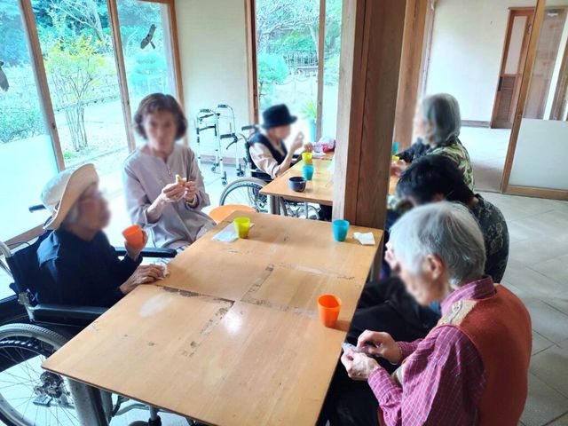 自然光が入る室内 ダイニングルーム 広々としたダイニングルームで、ゆったりとした時間を過ごせます。テーブルでの交流が活発です。