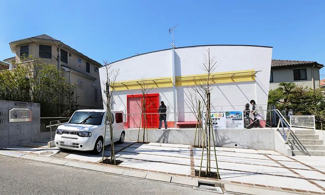 カラフルなエントランス