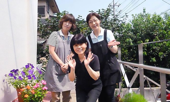 笑顔の女性たちの様子