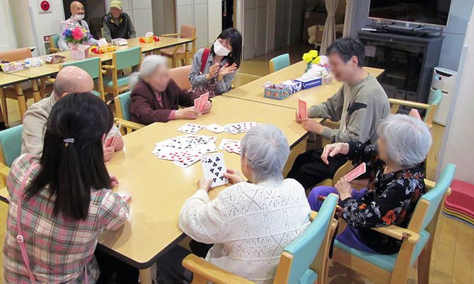 カードゲームを楽しむ多目的室  