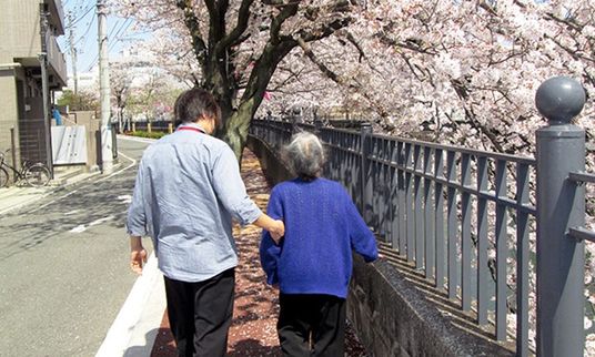 桜並木を散歩する二人