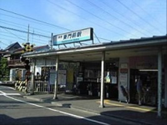 駅前商店街の昼景