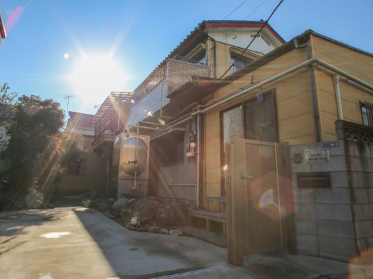 日差し照らす静かな建物