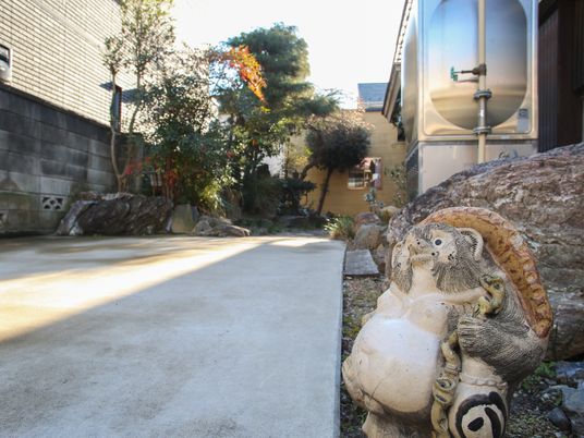 彫刻がある庭の風景