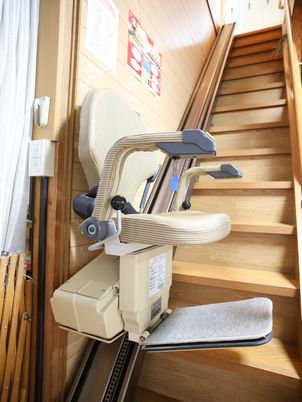 階段昇降機設置の廊下