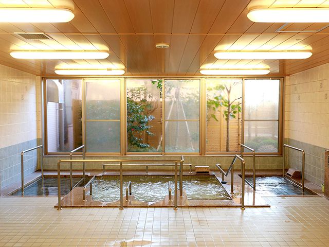 自然光差し込む浴室 浴室 大きな窓から自然光が降り注ぎ、落ち着いた雰囲気の中で入浴が楽しめます。リラックスできる空間です。