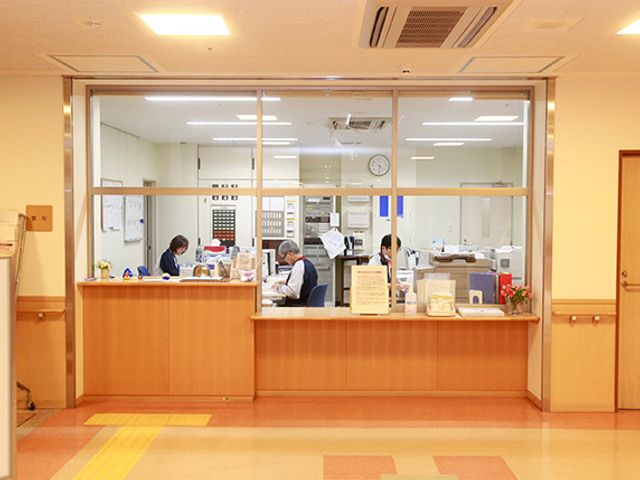 受付のあるオフィス フロント スタッフが働くフロントです。自然光が入り、明るく清潔感のある空間となっています。