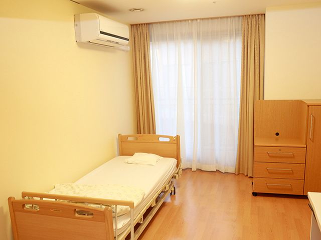 明るい居室 居室 自然光が差し込む明るい居室です。快適な環境で、落ち着いた雰囲気が保たれています。