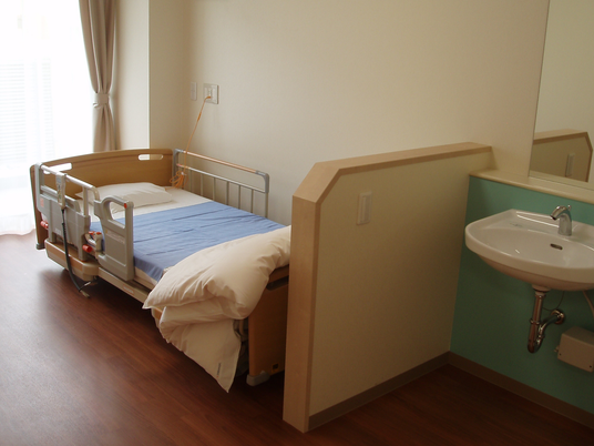 手すり付きの居室  