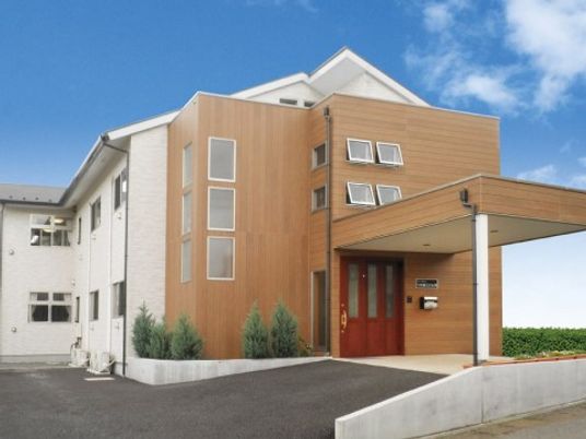 明るい外観の建物入口