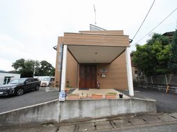 木目調の外壁の建物