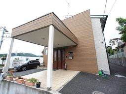 木目調のシンプルなエントランス
