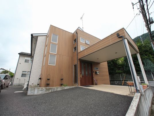 モダンな外観の建物