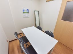 テーブルと椅子のある部屋
