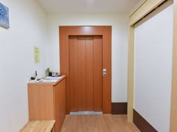 廊下のエレベーター前