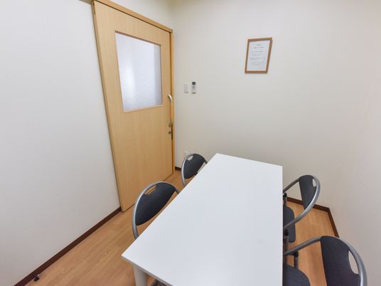 会議室のドアとテーブル