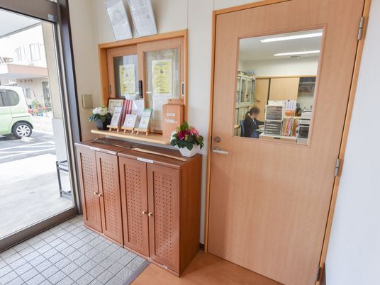 明るいエントランスの一角