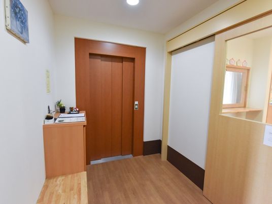 居室の木製扉と受付
